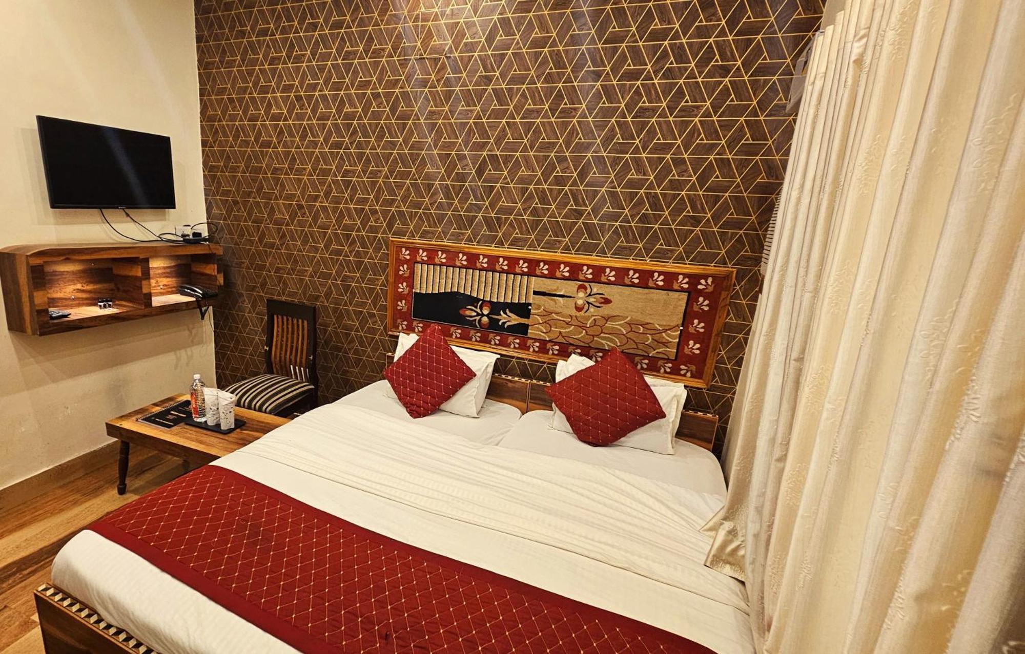 Bhagyashree Guest House 2 Km To Vishwanath Temple, Ganga Ghat Parking Available Varanasi Exteriör bild